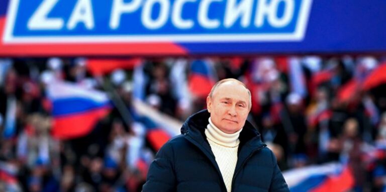 Wladimir Putin hält am achten Jahrestag der Einverleibung der Halbinsel Krim eine Rede in Moskau.