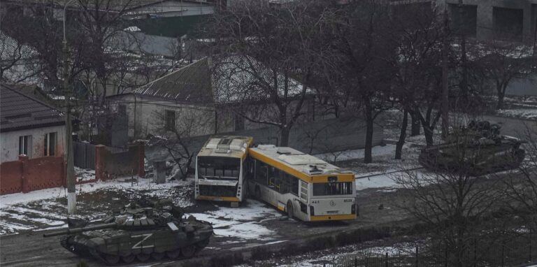 Russische Panzer fahren auf einer Straße am Stadtrand von Mariupol.
