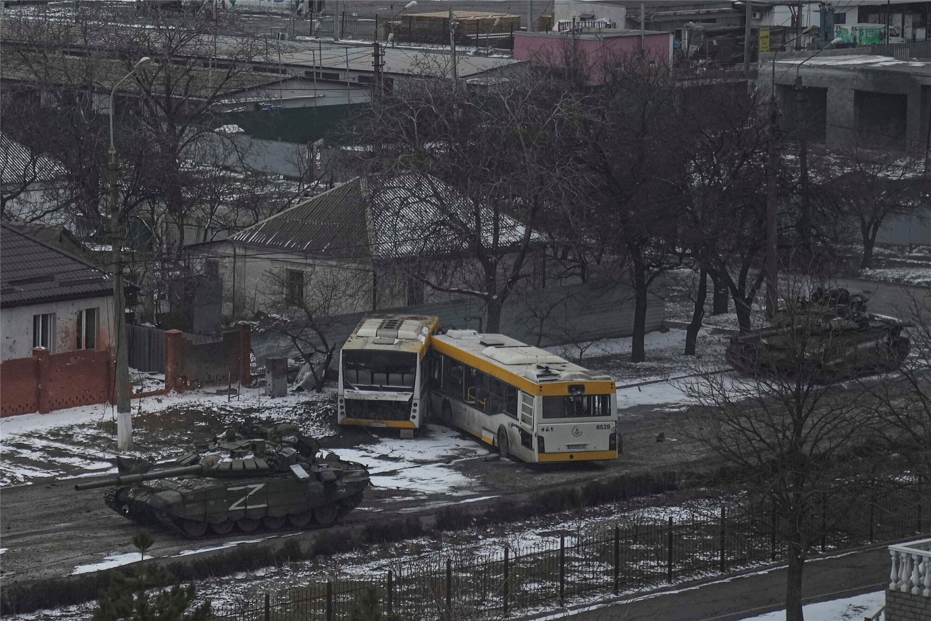 Russische Panzer fahren auf einer Straße am Stadtrand von Mariupol.