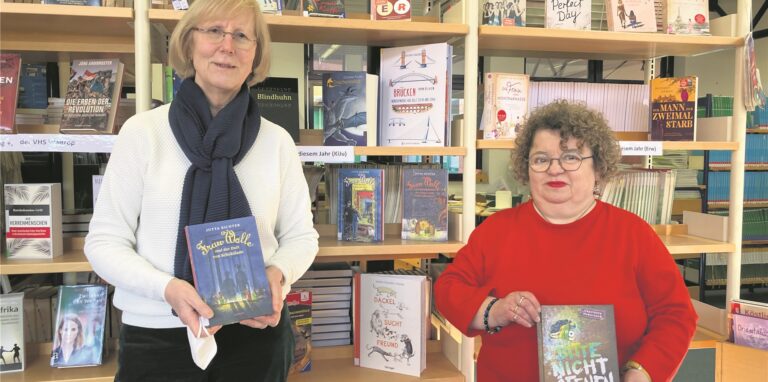 Sie lieben Bücher: Elisabeth Ungelenk (72, ehrenamtliche Helferin) und Sabine Sachse (60) vom Bücherei-Team.