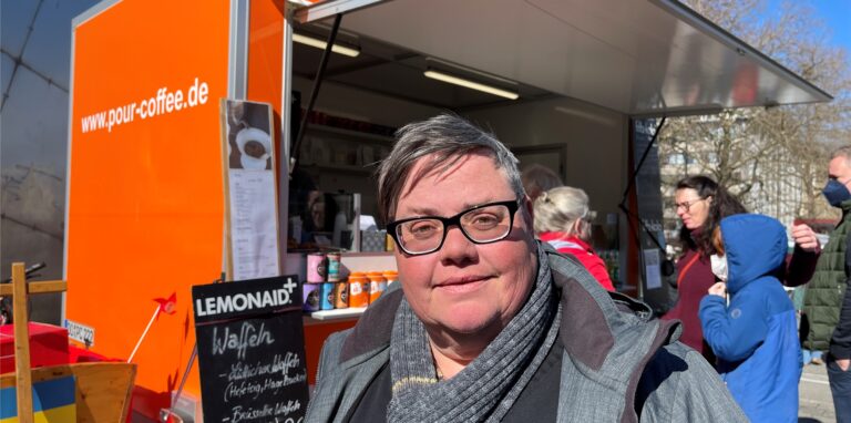 „Ich lebe davon, Waffeln zu backen“, sagt die Markthändlerin Andrea Keßler. Regale, die leer sind, weil Menschen hamstern, machen ihr das Leben schwerer.