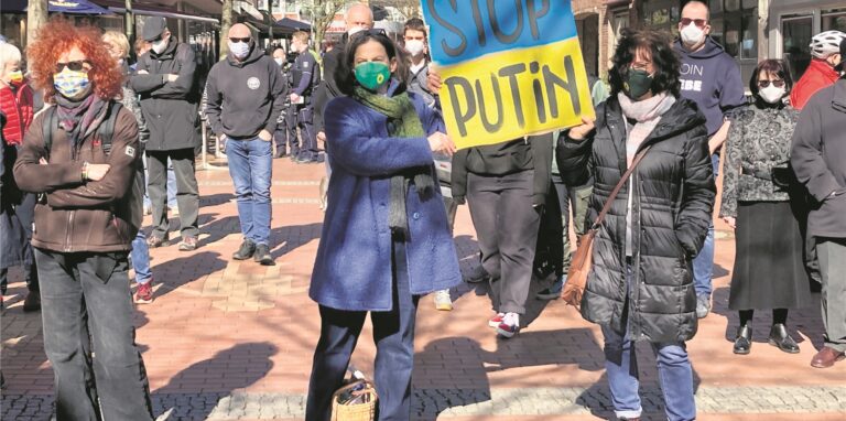 Auch die Waltroper Grünen protestierten gegen den Ukraine-Krieg. Sie halten gelb-blaue Plakate hoch.