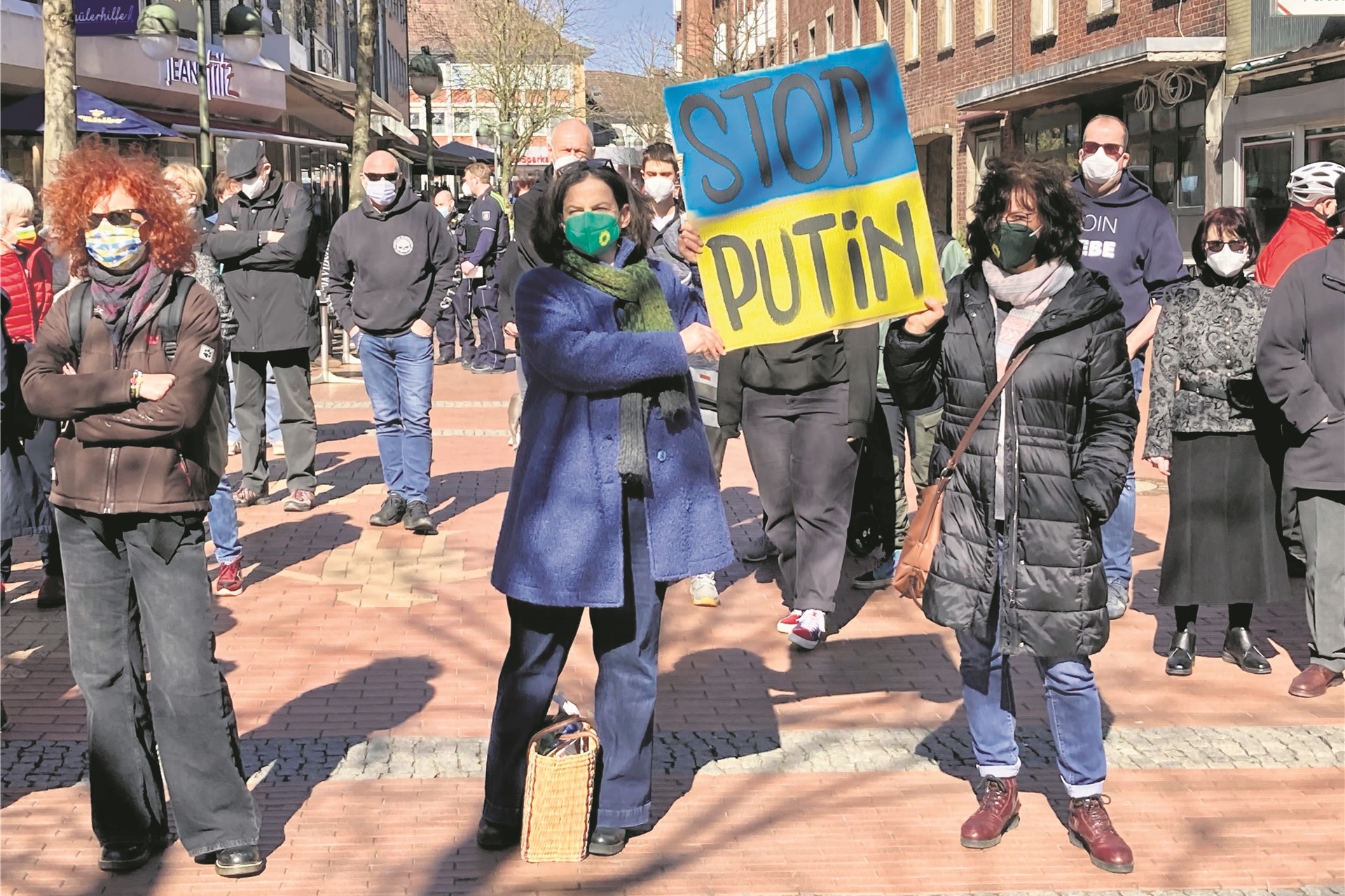Auch die Waltroper Grünen protestierten gegen den Ukraine-Krieg. Sie halten gelb-blaue Plakate hoch.