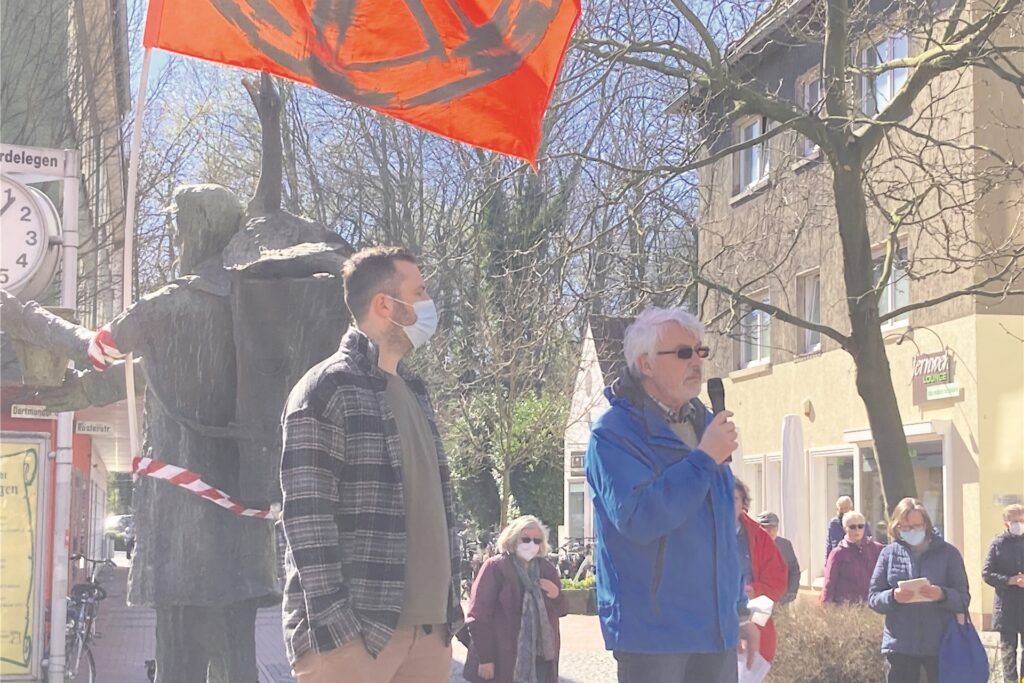 Manuel Droletz (l.) von der „Seebrücke“ und der frühere Pastoralreferent Heiner Fehlker halten kurze Ansprachen. Manuel Droletz (l.) von der „Seebrücke“ und der frühere Pastoralreferent Heiner Fehlker halten kurze Ansprachen.
