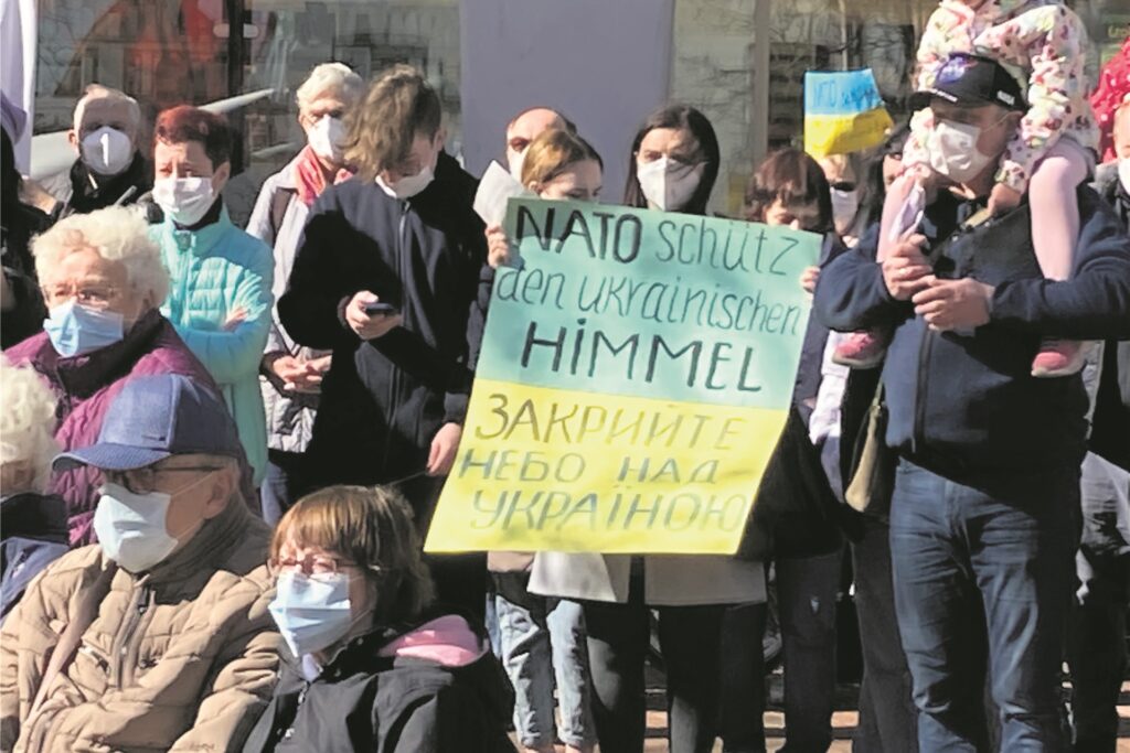 Eine Gruppe fordert auf einem blau-gelben Plakat den Schutz des ukrainischen Himmels durch die NATO. Eine Gruppe fordert auf einem blau-gelben Plakat den Schutz des ukrainischen Himmels durch die NATO.