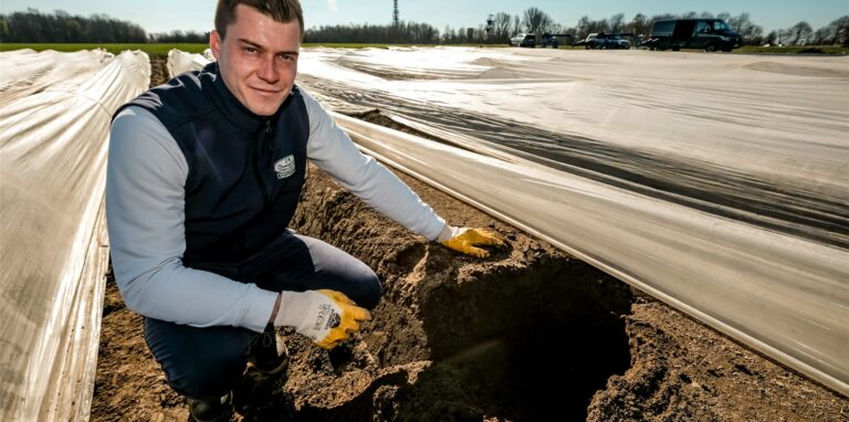 Spargelbauer Jan-Hendrik Schulte-Scherlebeck ist happy: Es sieht gut aus für diese Spargelsaison, zehn Zentimeter lang sind die Stangen im Damm schon jetzt.