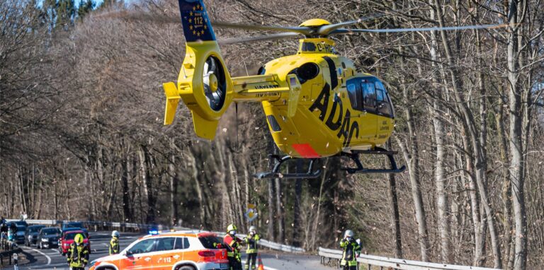 Ein Mann ist mit seinem Motorrad in Halver (Märkischer Kreis) auf der Bundesstraße 229 gestürzt und schwer verletzt worden. Der Mann wurde am Samstag mit einem Rettungshubschrauber in ein Krankenhaus gebracht, wie ein Sprecher der Polizei mitteilte.