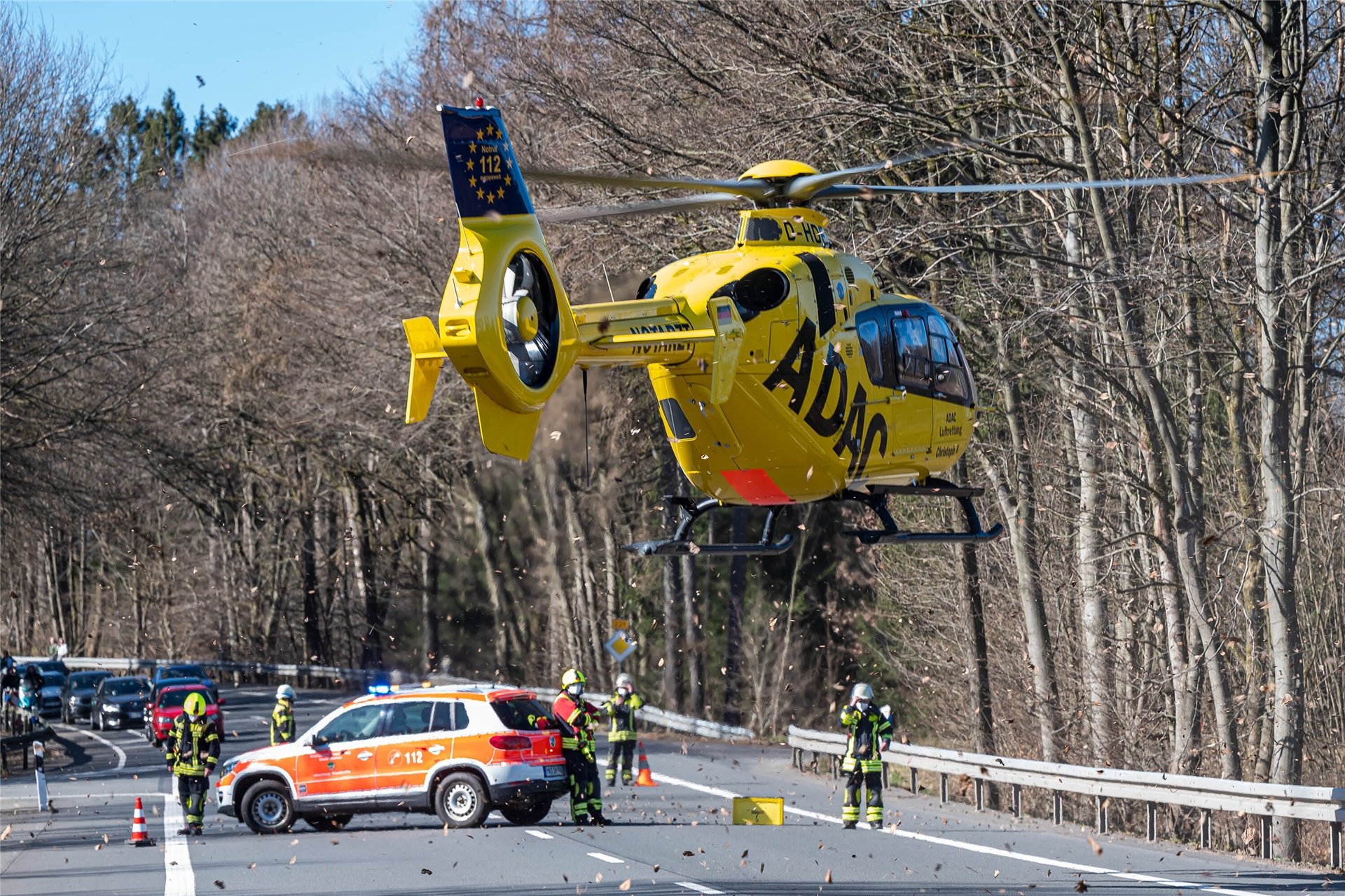 Ein Mann ist mit seinem Motorrad in Halver (Märkischer Kreis) auf der Bundesstraße 229 gestürzt und schwer verletzt worden. Der Mann wurde am Samstag mit einem Rettungshubschrauber in ein Krankenhaus gebracht, wie ein Sprecher der Polizei mitteilte.