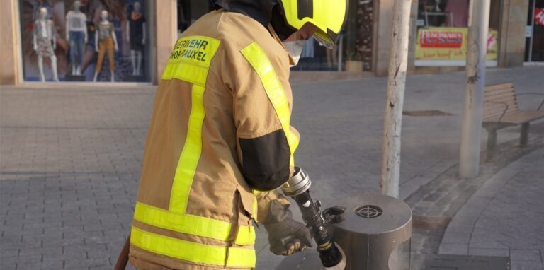 In einem der unterirdischen Müllbehälter am Markt war am Sonntagmorgen ein Brand ausgelöst worden. Die Feuerwehr musste anrücken.