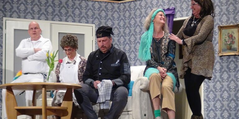Szene mit der Theatergruppe Phönix.