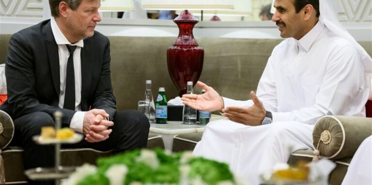 Bundeswirtschaftsminister Robert Habeck im Gespräch mit Saad Scharida al-Kaabi, Energieminister von Katar.