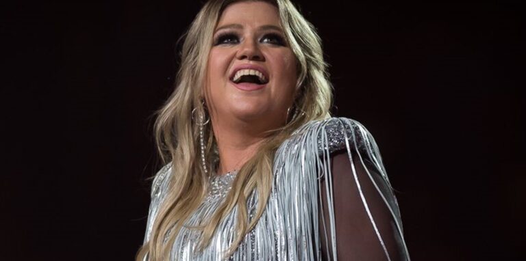 Kelly Clarkson moderiert zusammen mit Snoop Dogg den American Song Contest.