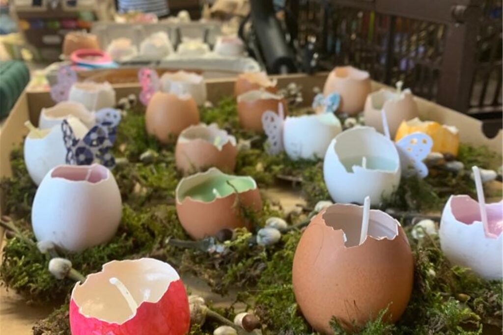Die Kinder basteln Friedenslichter und Frühlingsdeko, die auf dem Wochenmarkt in Scherlebeck verkauft werden.