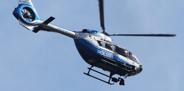 Ein Polizeihubschrauber kreist am Sonntag (20. März) gegen 18 Uhr über dem Hertener Stadtgebiet.