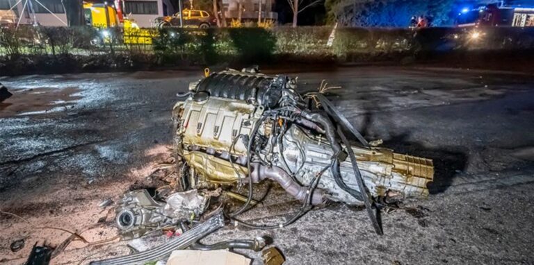 In Lindlar (NRW) ist ein 63-jähriger Mann gegen einen Baum gefahren. Der Motorblock flog dabei aus dem Auto. Zuvor soll der Mann seine Ehefrau umgebracht haben.