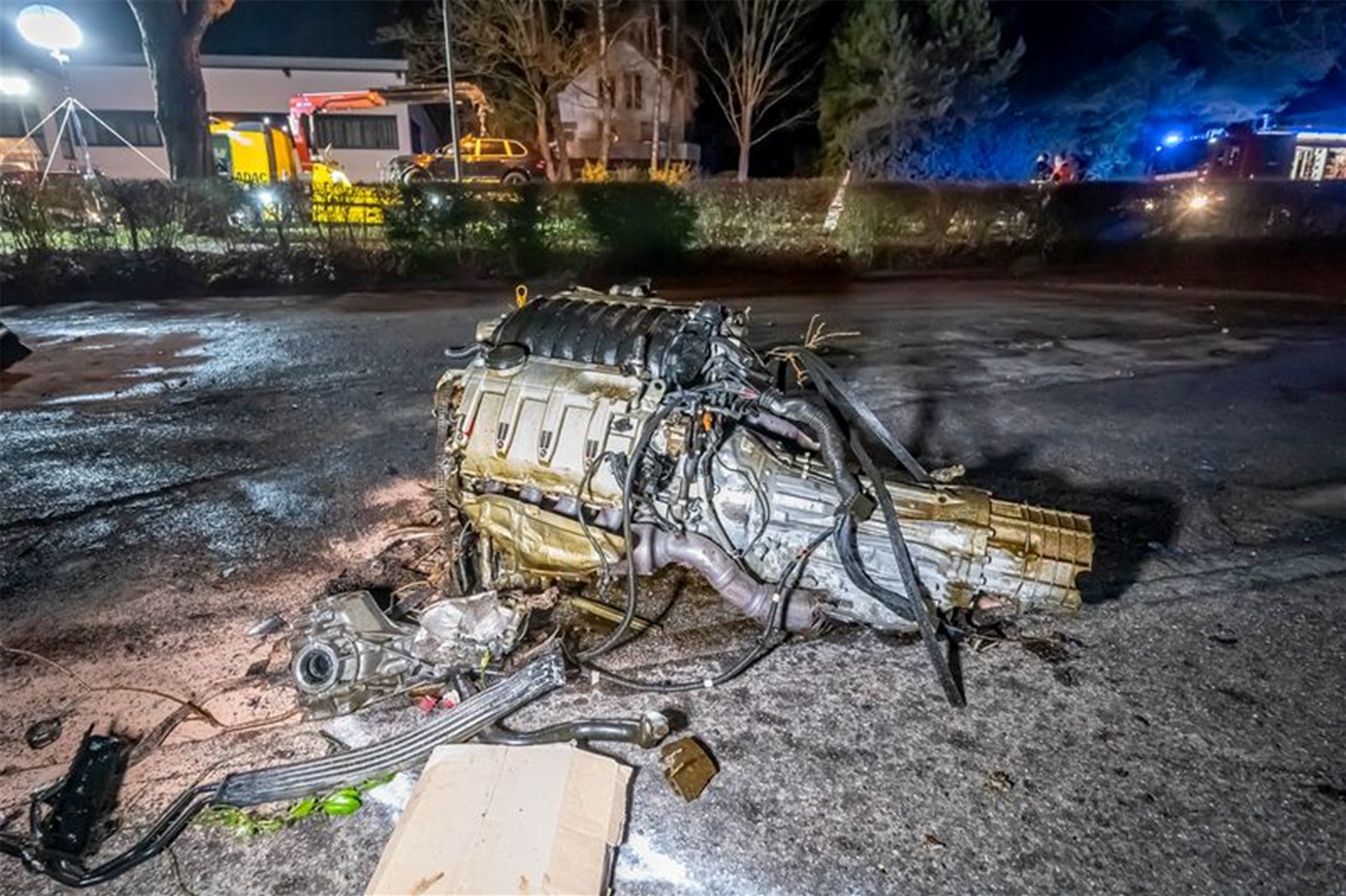 In Lindlar (NRW) ist ein 63-jähriger Mann gegen einen Baum gefahren. Der Motorblock flog dabei aus dem Auto. Zuvor soll der Mann seine Ehefrau umgebracht haben.