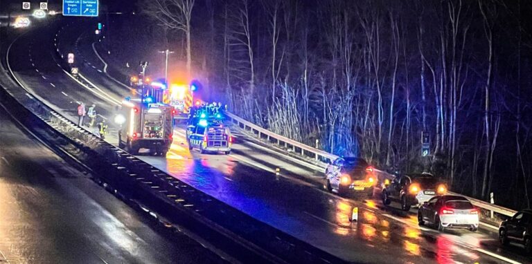 Ein 75-jähriger Herdecker stieg auf der A46 nach einem Unfall aus seinem Wagen aus. Dabei erfasste ihn ein anderer Pkw. Der 75-Jährige starb im Krankenhaus.