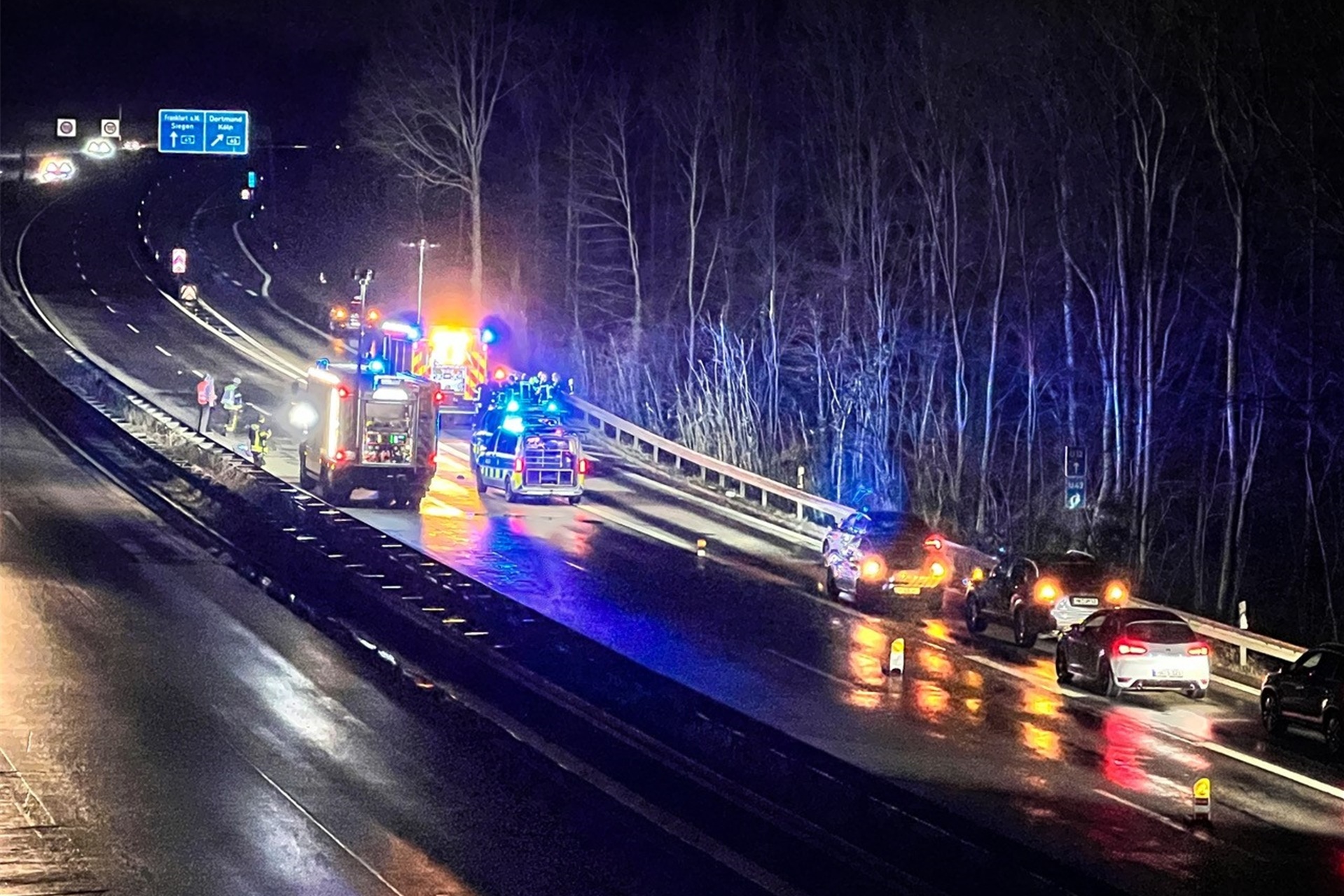 Ein 75-jähriger Herdecker stieg auf der A46 nach einem Unfall aus seinem Wagen aus. Dabei erfasste ihn ein anderer Pkw. Der 75-Jährige starb im Krankenhaus.