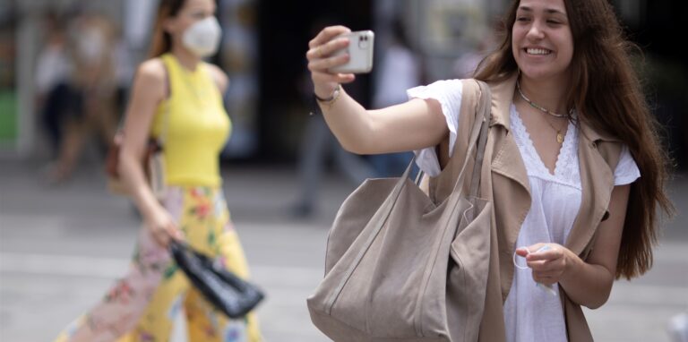Im Freien muss man auch in Nordrhein-Westfalen jetzt nirgendwo mehr eine Maske tragen. In anderen Bereichen bleibt es aber bis zum 2. April noch bei strengeren Vorgaben, als der Bund sie beschlossen hat. Wir erklären kurz und knapp, was jetzt noch zu beachten ist.
