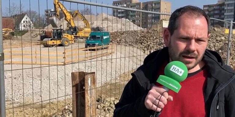 Frank Bergmannshoff (Hertener Allgemeine) informiert über den Bau-Fortschritt bei den „Hertener Höfen“.