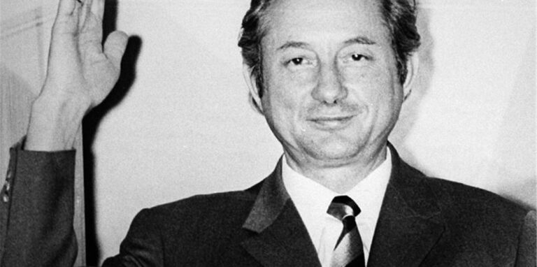 Theo Albrecht spricht rund 24 Stunden nach seiner Freilassung im Dezember 1971 von einem Fenster seiner Villa in Essen-Bredeney zu Journalisten. Er war damals entführt worden und wurde nach der Zahlung von sieben Millionen Mark nach 17 Tagen frei gelassen.