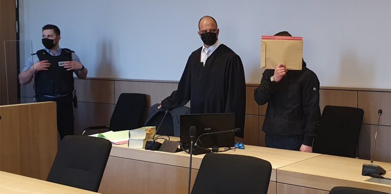 Das Foto zeigt den Angeklagten neben seinem Verteidiger Martin Gentz.