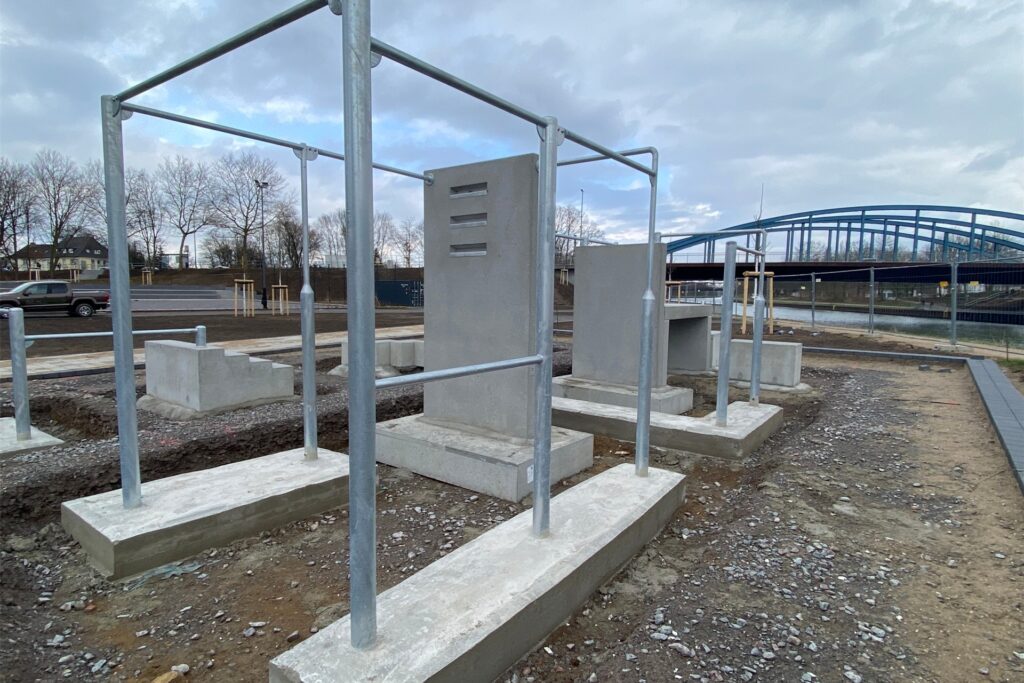 Am neuen Sportpark am Gymnasium Petrinum steht auch bereits ein Aktivpunkt, der Bodenbelag fehlt allerdings noch.