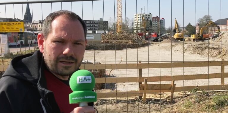 HA-Redaktionsleiter Frank Bergmannshoff informiert beim Rundgang um die künftigen „Hertener Höfe“ über den aktuellen Baufortschritt.