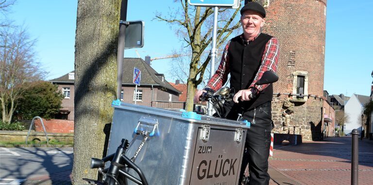 Schornsteinfegermeister Michael Wollbrink nutzt schon seit mehreren Jahren ein Lastenfahrrad, um zu seinen Einsätzen in Haltern zu fahren.