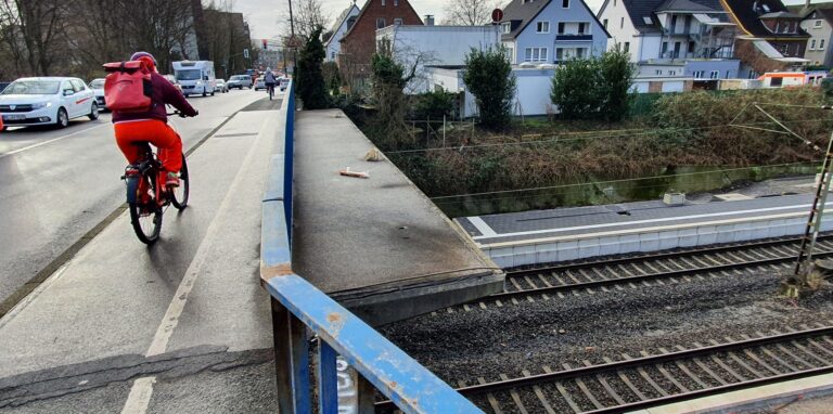 Die sogenannten Brückenkappen, auf denen die Geh- und Radwege verlaufen, müssen gegen ein theoretisch mögliches Herabstürzen gesichert werden.