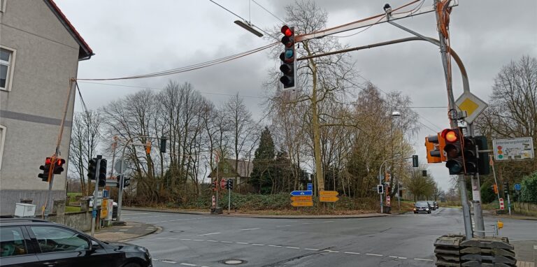 Statt wie angekündigt sechs Monate, wartet man in Schwerin jetzt schon ganze 21 Monate auf eine Reparatur der Ampel-Anlagen an der Dortmunder Straße. Unser Autor sieht Rot für den verantwortlichen Betrieb Straßen.NRW.