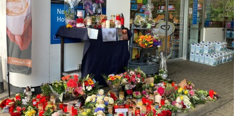 Blumen und Kerzen erinnern an einer Tankstelle in Idar-Oberstein an den jungen Kassierer, der am 18. September 2021 von einem mit einer Pistole bewaffneten Mann erschossen wurde.