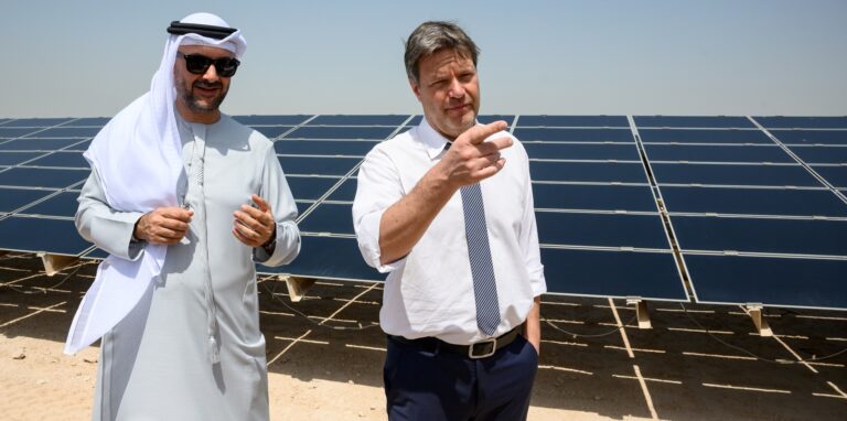 Robert Habeck (Bündnis 90/Die Grünen), Bundesminister für Wirtschaft und Klimaschutz, und Mohamed Jameel Al Ramahi, CEO der Abu Dhabi Future Energy Company (Masdar), besuchen eine großflächige Solaranlage in der Nähe vom nachhaltigen Städtebauprojekt Masdar City.