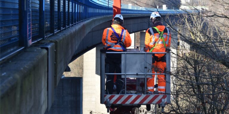 Die Talbrücke Rahmede der Autobahn 45 bei Lüdenscheid ist gesperrt. Sie gilt als eine wichtige Verbindung zwischen dem Ruhrgebiet und dem Süden Deutschlands.