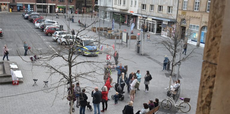 Die Montags-Demonstrationen gehen weiter: Seit Ende 2021 waren jeden Montag Impfskeptiker und Corona-Maßnahmenkritiker am Reiterbrunnen versammelt. Auch am 21.3.2022.