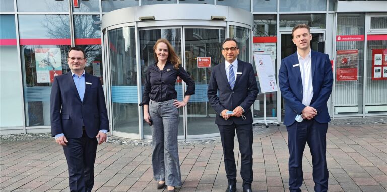 Stellen die Bilanz der Sparkasse Vest für das Jahr 2021 in Herten vor (v.l.): Firmenkundendirektor Romuald Sarholz, Marktbereichsdirektorin Silke Voß-Schulz, Oliver Chochollek, stellvertretender Leiter des Beratungscenters Herten-Mitte, und Dennis Hampel, Experte für Immobilienfinanzierungen.
