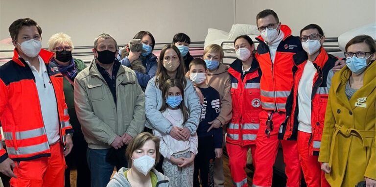 Da lief die Zusammenarbeit noch gut: Diese acht Flüchtlinge aus der Ukraine – inklusive Katze – sind am 8. März im Quartier der „Waldritter“ im früheren Woolworth-Gebäude untergekommen. Dort entstand dieses Gruppenfoto gemeinsam mit Betreuungskräften.