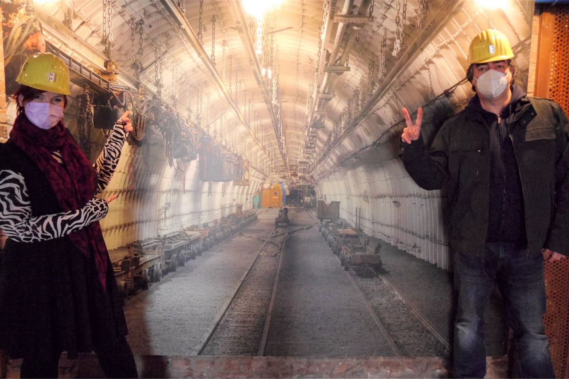 Schnappschuss „unter Tage“ gefällig? Im Museum kein Problem, wie die MZ-Redakteure Julia Dziatzko und Patrick Köllner vor dieser Fototapete demonstrieren.