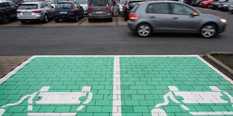 Kostenlose Parkplätze für Elektroautos soll es bald in Castrop-Rauxel geben. In einem zweiten Schritt auch mit Ladesäulen. Wie viele Parkplätze und wo sie liegen sollen, ist noch offen. (Symbolbild)