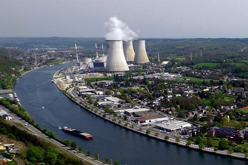 Das Atomkraftwerk Tihange steht am Ufer des Flusses Maas.