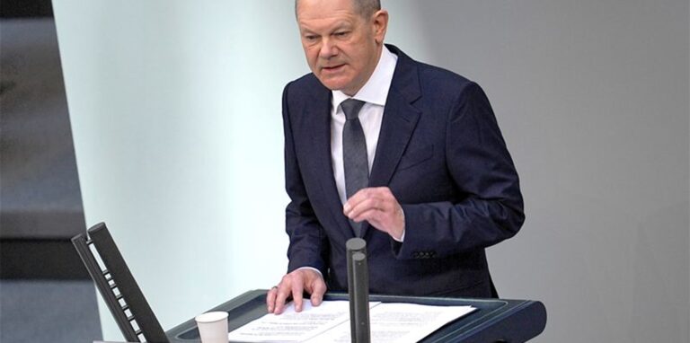 Bundeskanzler Olaf Scholz spricht in der Generaldebatte im Bundestag.