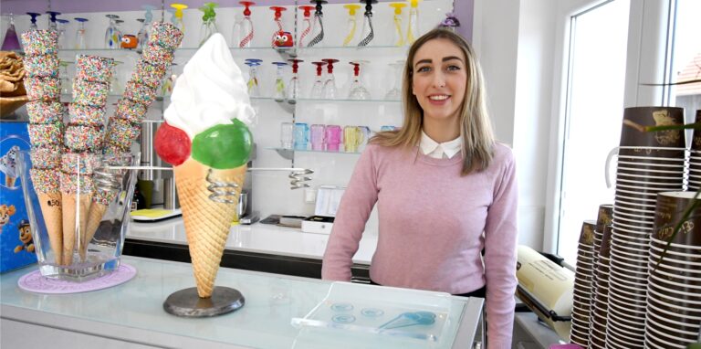 Das tolle Frühlingswetter macht den Hertenern Lust auf Eis: Auch in der Eis-Boutique in Scherlebeck brummt es. Melissa Favaretto und ihre Familie haben gut zu tun.