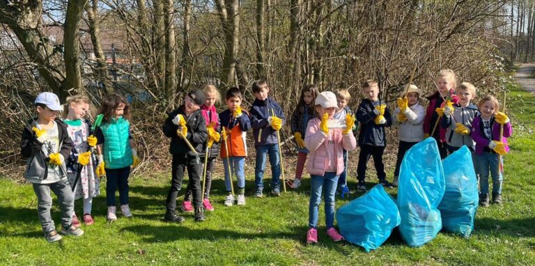 Putz-Aktion der AWO-Kita „Scherleburg“ in Herten: Pia (vorne) hält ihren Sensationsfund in Händen.