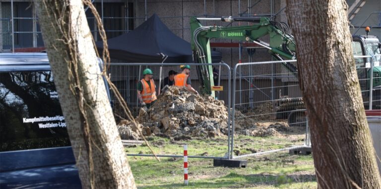 Vor diesem Hochhaus in Dortmund sind am Mittwoch zwei Weltkriegsbomben gefunden worden.