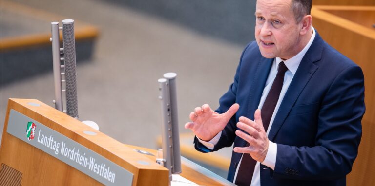 Joachim Stamp (FDP), Flüchtlings- und Integrationsminister von Nordrhein-Westfalen, spricht im Landtag.