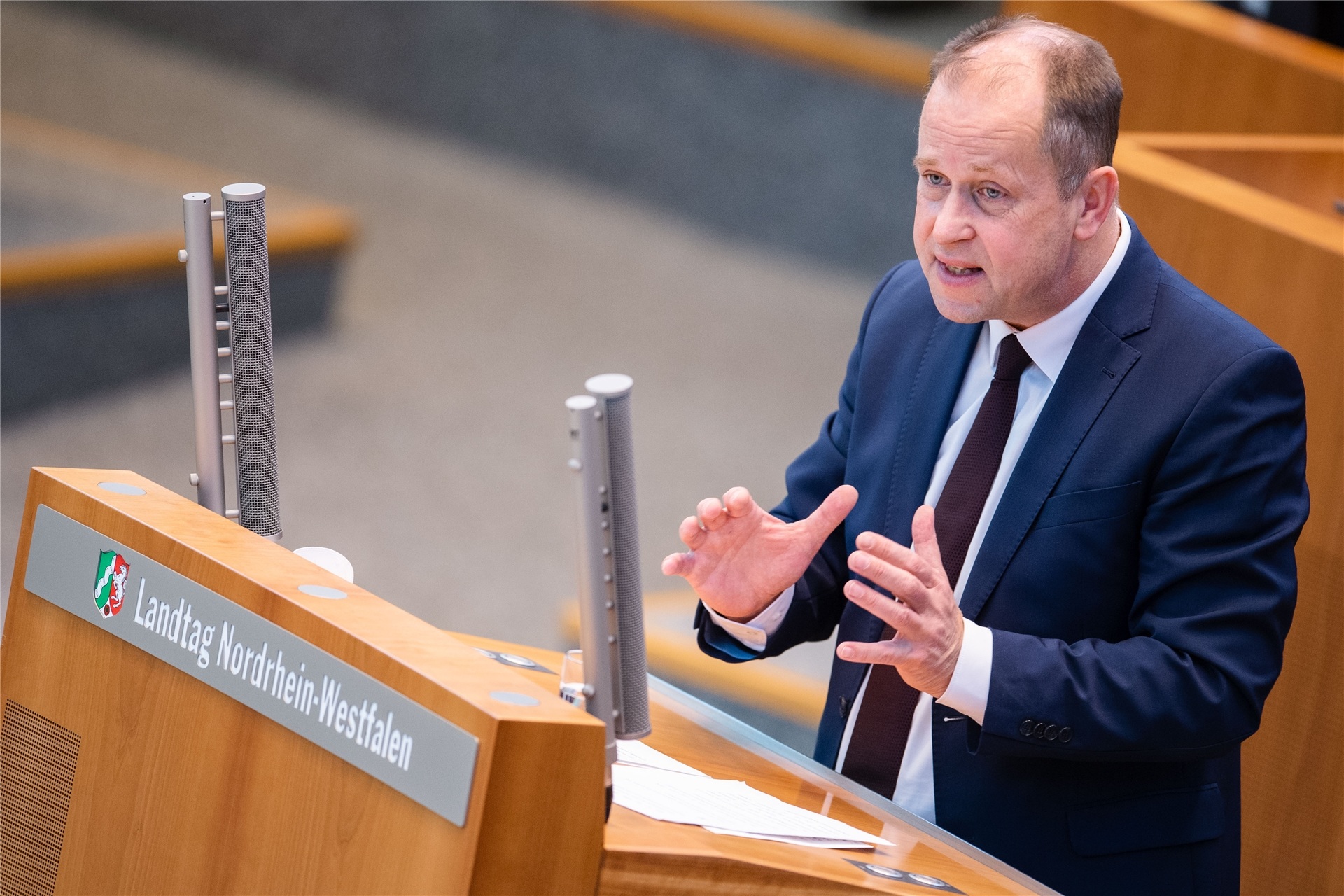 Joachim Stamp (FDP), Flüchtlings- und Integrationsminister von Nordrhein-Westfalen, spricht im Landtag.