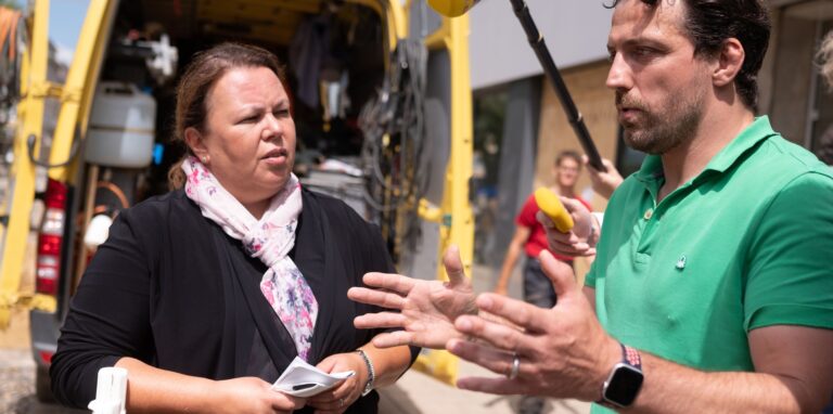 Ursula Heinen-Esser (CDU), Umweltministerin von Nordrhein-Westfalen, Ende Juli 2021 im Flutgebiet in Aachen.