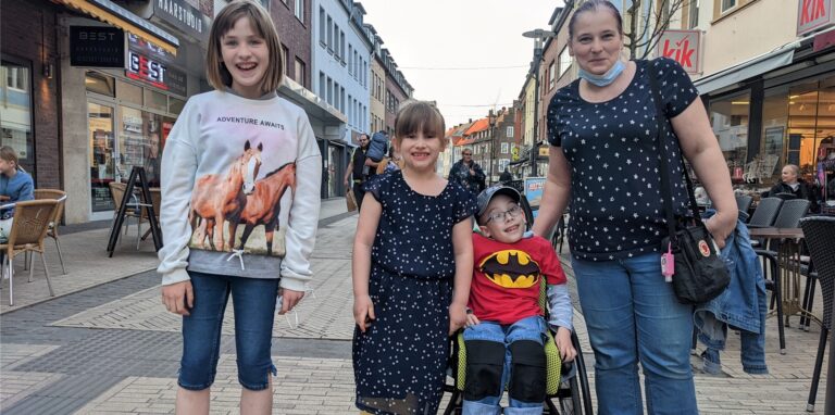 Der neunjährige Oliver sitzt im Rollstuhl. Seine Mutter Désiree Defitowski (r.) und seine Schwestern Maja (l.) und Nele (2.v.l.) sind ebenfalls zu sehen.