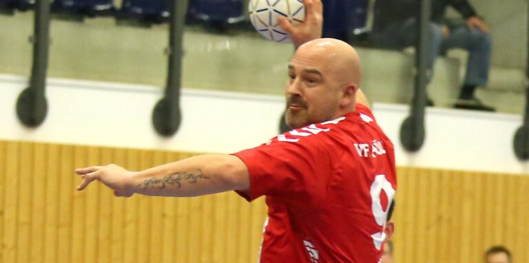 Christian Drüppel kommt zu seinem einzigen Treffer gegen Schalke. FOTO