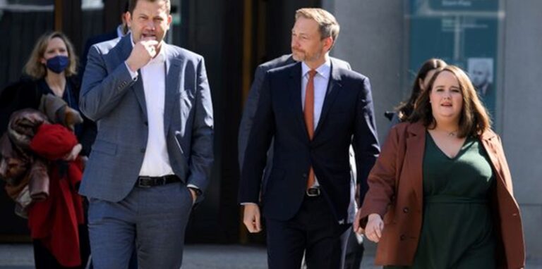 Die Vorsitzenden der Ampel-Parteien, Lars Klingbeil (l, SPD), Christian Lindner (FDP) und Ricarda Lang (Bündnis 90/Die Grünen), kommen zu einem Statement zum geplanten zweiten Entlastungspaket.